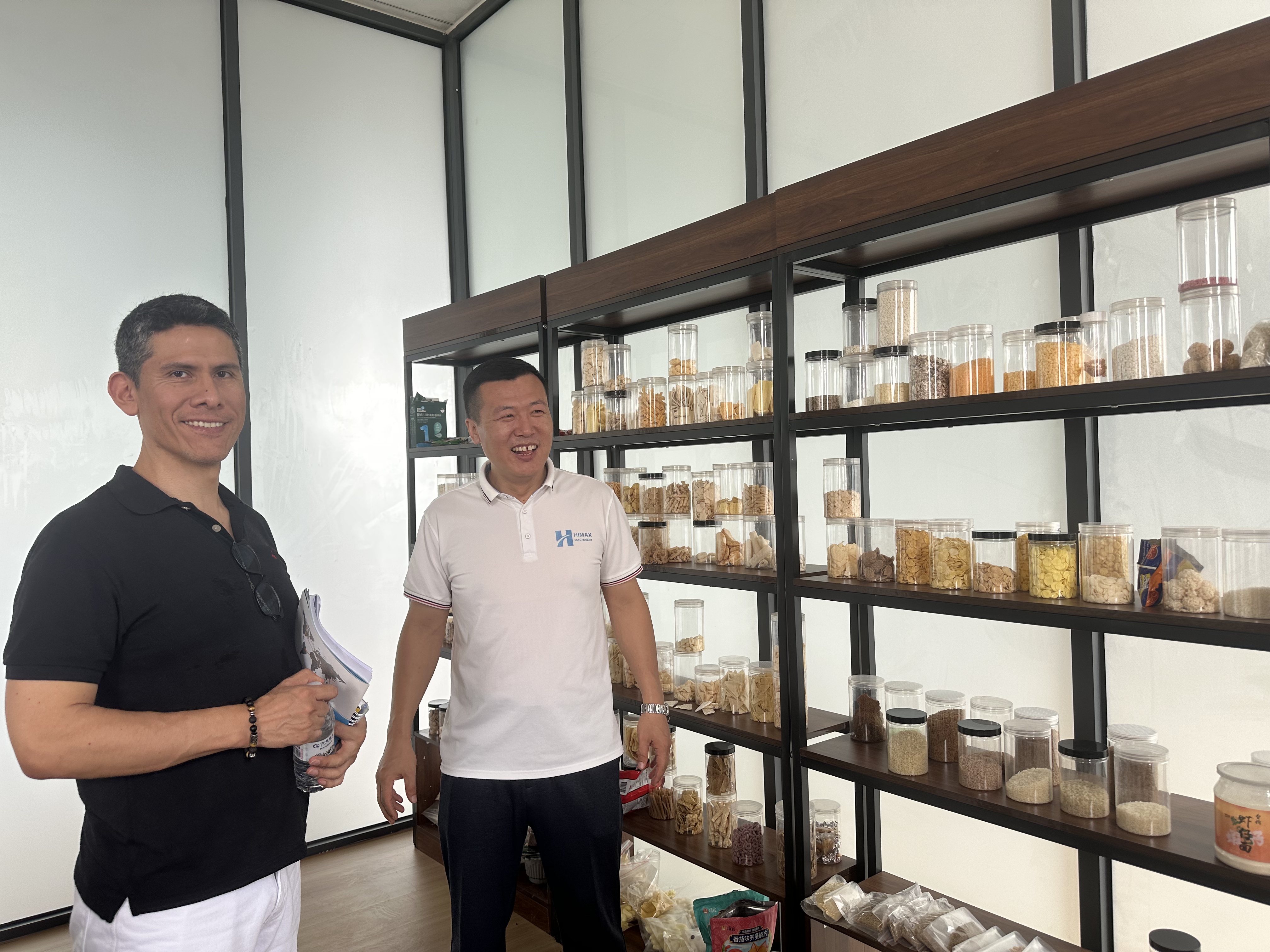 Himax recibe a un cliente de Perú para visitar nuestra fábrica y conocer nuestros productos